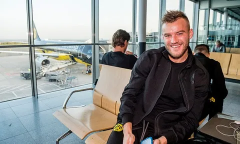 Mặc sức ép, tân binh Dortmund 'cười không thấy mặt trời' tại sân bay