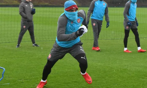 Mặc trời mưa, dàn sao Arsenal tích cực chơi chuyền áo