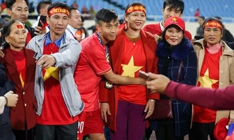 Mãi quấn quýt bên mẹ, Văn Đức 'bỏ rơi' người yêu ngọc nữ