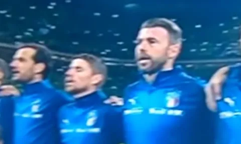 Màn chào sân đầy hùng hồn của Italia trước giờ bị loại