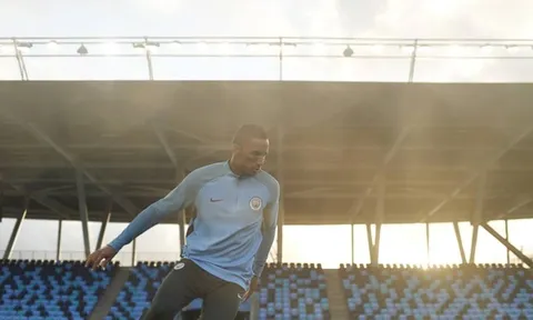 Man City trình làng áo tập mới trước trận khai màn Champions League