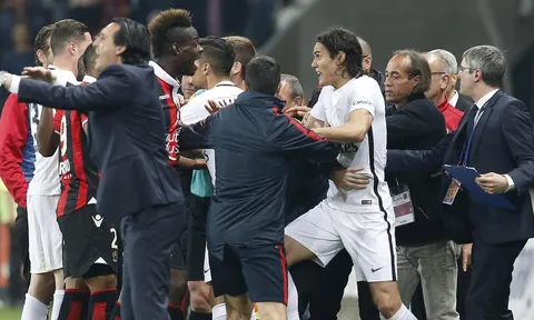 Màn đụng độ tóe lửa giữa Edinson Cavani vs Mario Balotelli