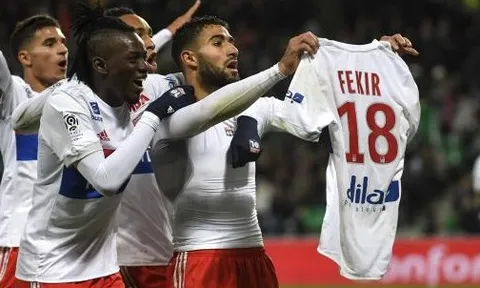 Màn 'phơi áo' suýt bị CĐV đánh của sao Lyon
