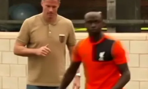 Màn tranh tài đầy hài hước giữa Mane và Carragher