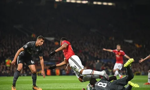 Vui chưa được lâu, Svilar đã phải ôm hận trước Man Utd