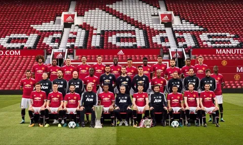 Man Utd chụp ảnh mùa giải... có mà không có Pogba