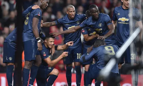 Man Utd đại thắng, fan gửi thông điệp đanh thép tới hai cái tên