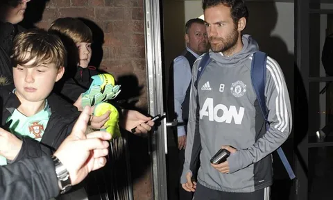 Man Utd hành quân đến Liverpool trong đêm tối