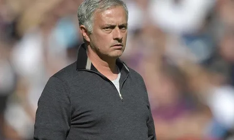 HLV Mourinho: 'Đừng chỉ biết đổ hết lỗi lên đầu tôi'