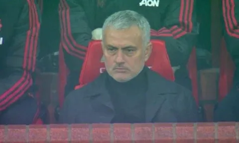 Mourinho phản ứng thế nào với bàn gỡ của Martial?