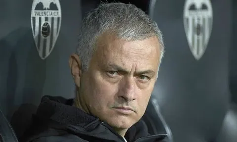 Vừa hết hiệp 1, Mourinho phản ứng khiến các học trò phát sợ