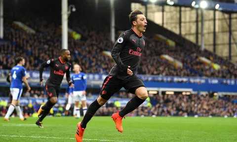 "Mesut Ozil khó sống với Mourinho"
