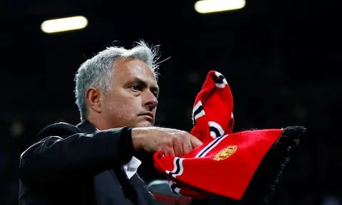 M.U khủng hoảng: Mourinho vẫn 'tự luyến' bản thân, đá đểu Klopp và Tottenham