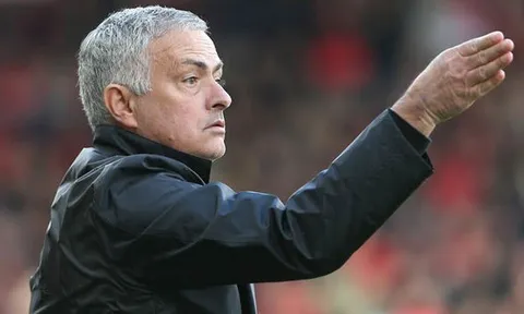 Mourinho: "Hàng thủ như vậy, tôi là HLV may mắn nhất Premier League"