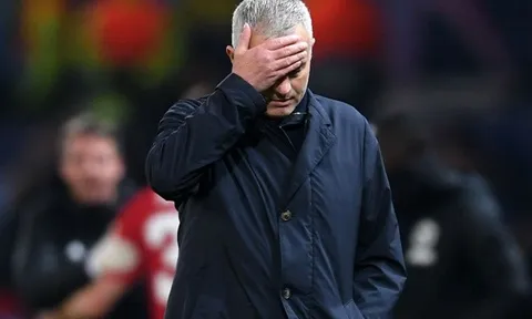 Man Utd sa thải Mourinho, Rio Ferdinand "giơ hai tay" đồng tình