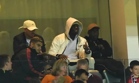 Man Utd thất bại, Pogba cười hả hê trên khán đài