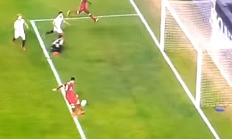 Mane dứt điểm, Firmino đệm bóng ghi bàn vào lưới trống