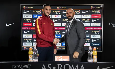 "Con sói" Monchi trầm tư trong ngày trói chân trụ cột