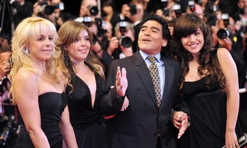Maradona kiện 2 con gái ra tòa vì tội "thụt két"