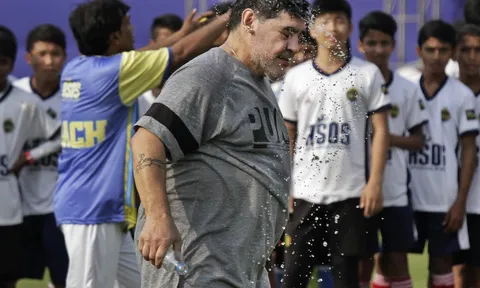 Maradona mướt mồ hôi biểu diễn trước lớp hậu bối tại Ấn Độ