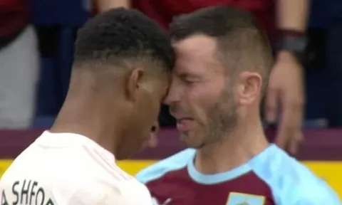 Mourinho lặng người nhìn Rashford nhận thẻ đỏ sau pha 'thiết đầu công'