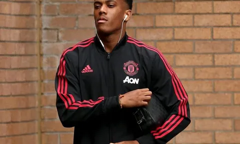 SỐC với lí do Martial chưa kí hợp đồng với Man Utd