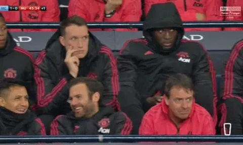 Mata và Sanchez làm chuyện bất bình trong lúc Man United khổ sở trước Man City