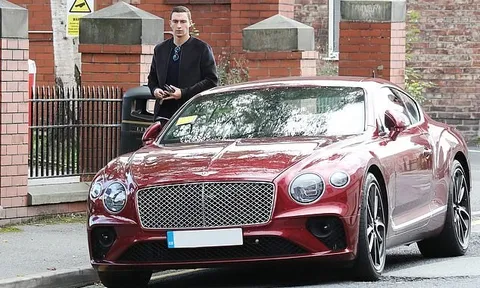 Sao thất sủng Man United bị phạt vì chiếc Bentley 140.000 bảng mới mua