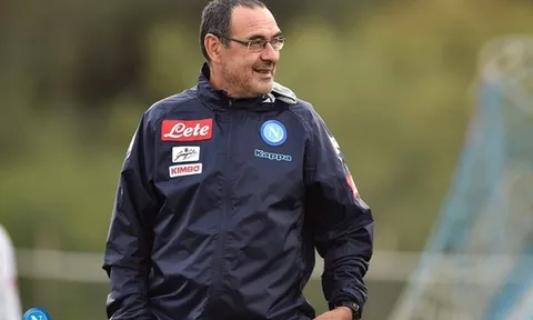 Maurizio Sarri nở nụ cười trìu mến với những con người bị 'hắt hủi'