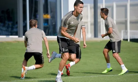 Max Allegri ra dấu hiệu lạ cho Ronaldo trên sân tập