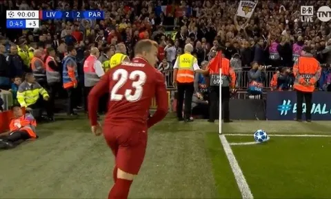 Liverpool chiến thắng nhưng có một người ở Anfield không hạnh phúc?
