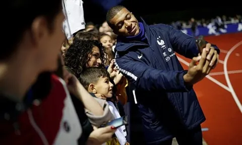 Mbappe ký tặng CĐV 'mệt nghỉ' khi hội quân với tuyển Pháp