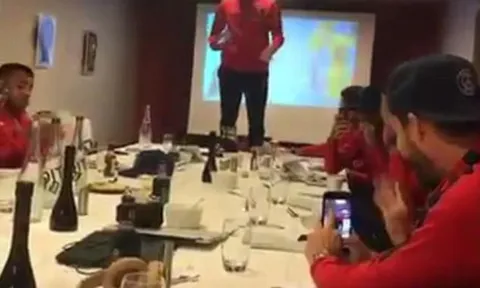 Mbappe leo lên bàn tiệc, phấn khích trổ tài với các đồng đội mới