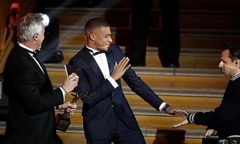 Mbappe nhảy ngẫu hứng tại sân khấu trao Quả bóng vàng