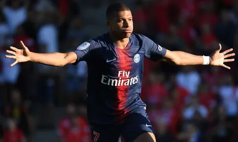 Mbappe nhận món quà đặc biệt từ Pele