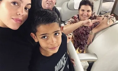 Gia đình 'rồng rắn' sang Trung Đông cổ vũ Ronaldo