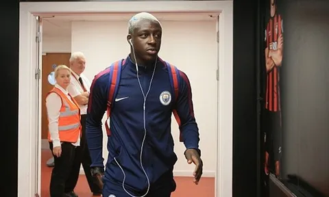 Mendy bảnh bao trình làng CĐV Man City