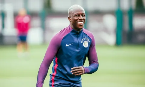 Mendy tự tin khoe kiểu tóc mới trên sân tập Man City