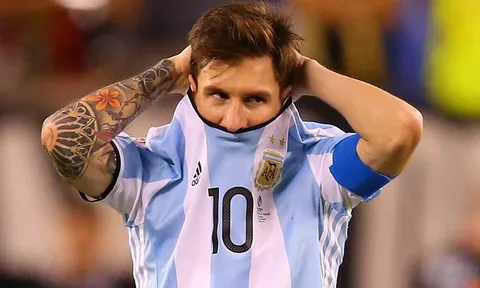 'Lionel Messi từng khóc thảm thiết như đứa trẻ đòi mẹ'