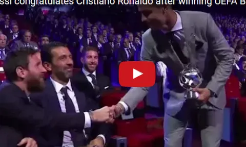 Messi bắt tay chúc mừng Ronaldo đoạt danh hiệu tiền đạo xuất sắc nhất