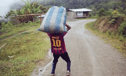 Biếm họa Messi "cõng" cả tuyển Argentina trên lưng