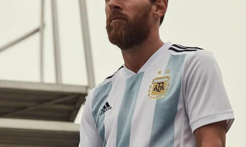 Messi buồn rười rượi khoe áo đấu mới của tuyển Argentina