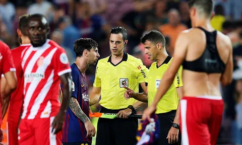 Messi càu nhàu trong phòng thay đồ vì trọng tài đuổi đồng đội