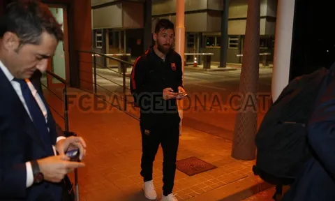Messi ngơ ngác khi cùng Barca hành quân đến Madrid trong đêm