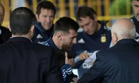 Messi ôm chầm CĐV nhí khi đặt chân đến Uruguay