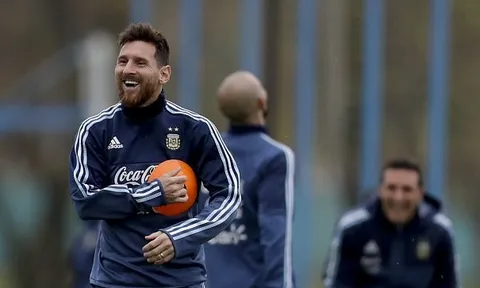 Messi pha trò, sân tập Argentina rộn tiếng cười