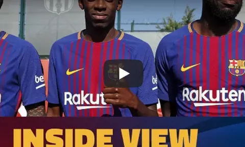 Messi rạng rỡ chụp hình cùng chủ tịch Bartomeu