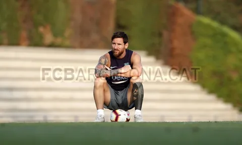 Messi trầm tư, tìm cách giúp bạn thân Suarez nổ súng