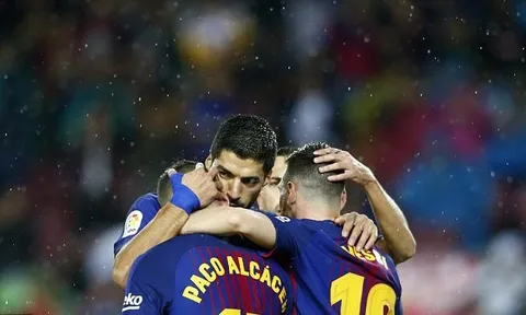 Messi và Suarez thi nhau ôm lấy người hùng Alcacer
