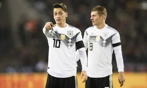 Kroos chỉ trích Oezil sau quyết định chia tay tuyển Đức